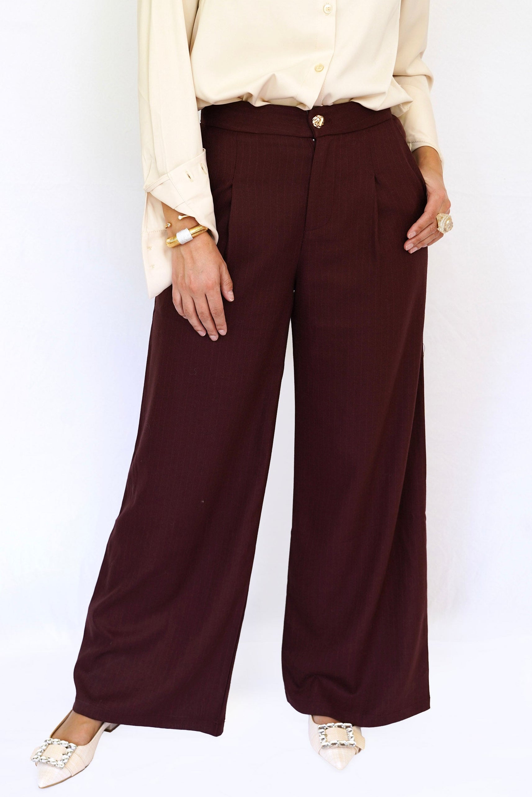 Pantalón burdeo sastre líneas verticales botón dorado 