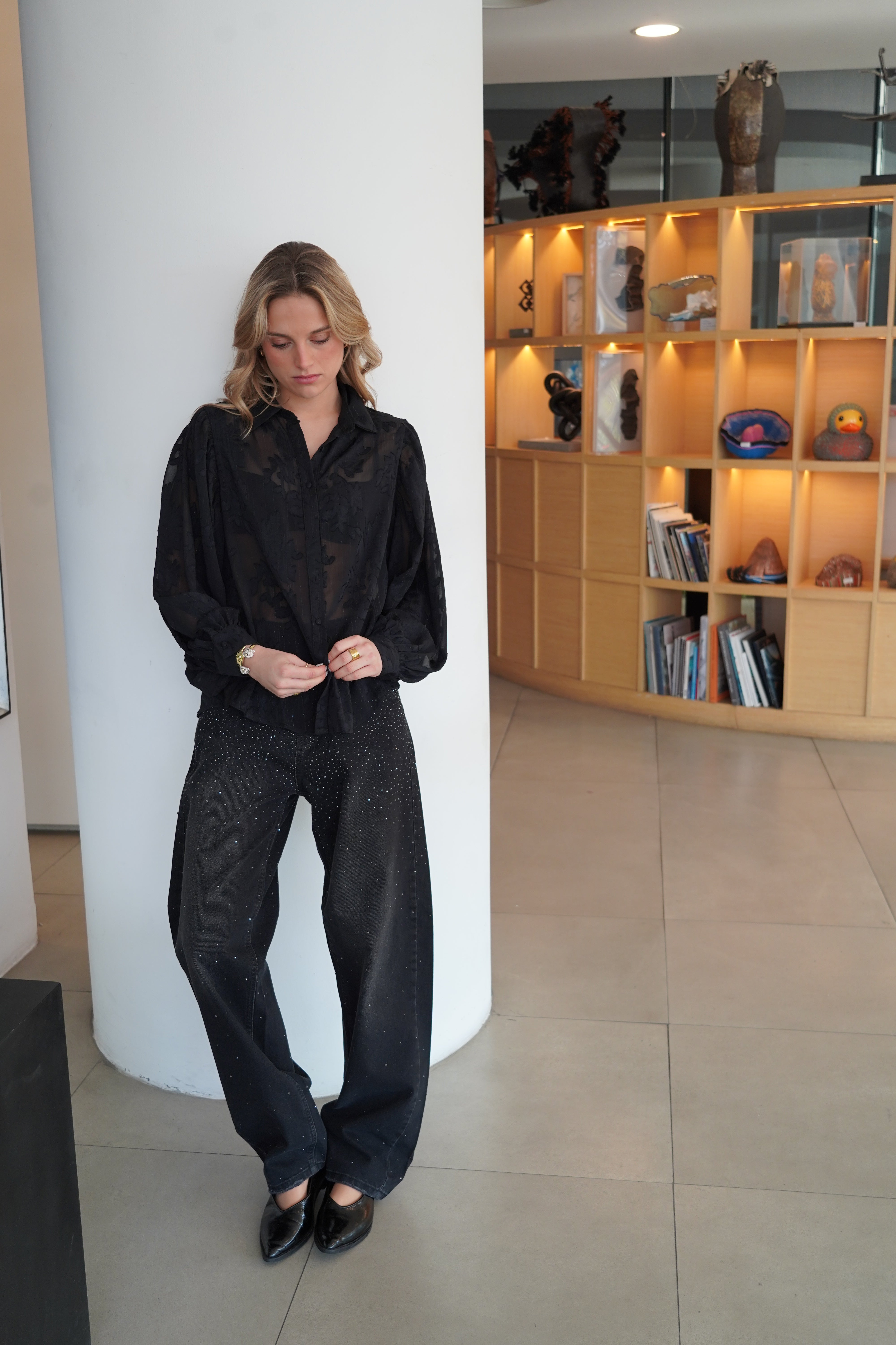 Pantalón wide leg tiro alto con cinturón strass negro