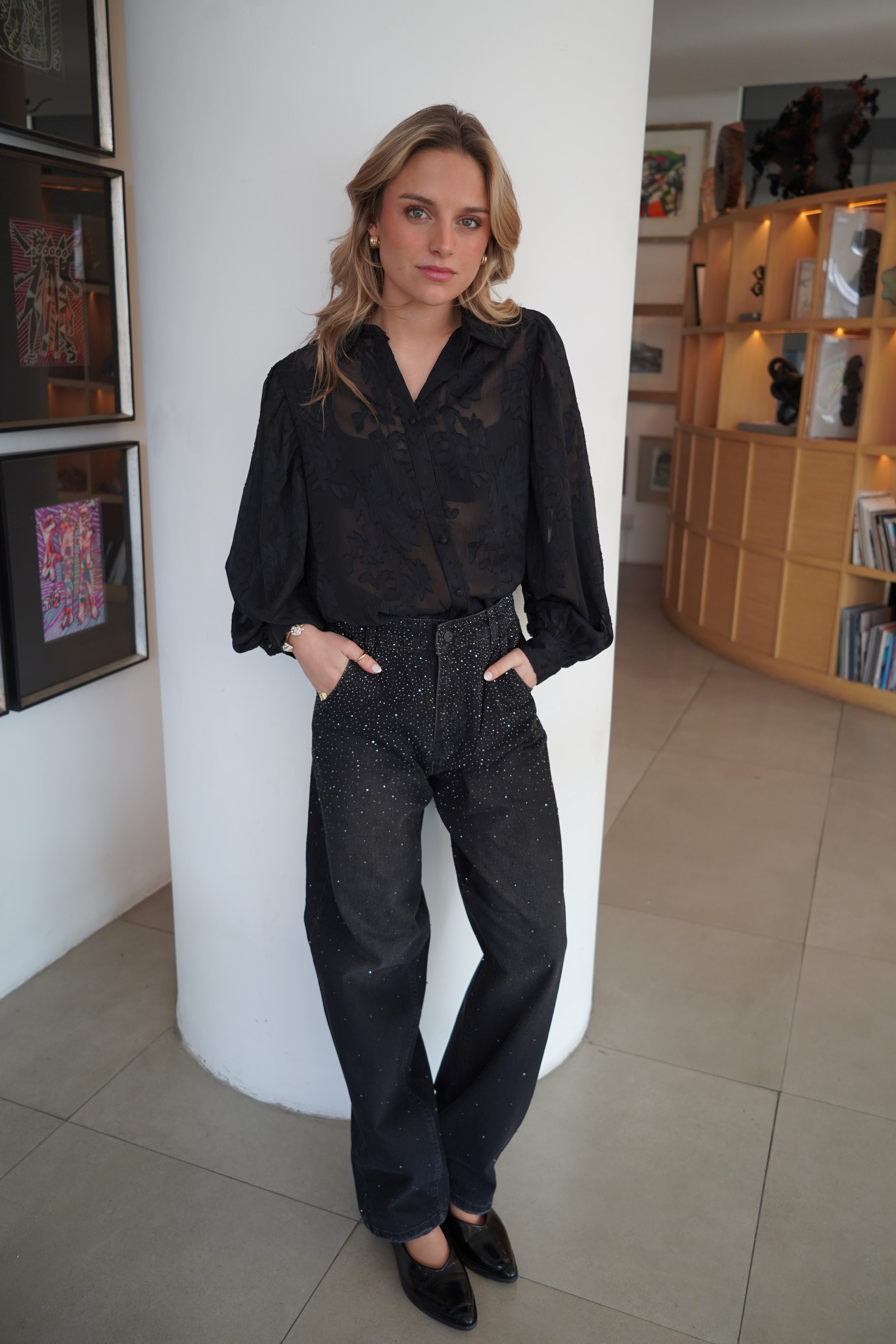 Pantalón wide leg tiro alto con cinturón strass negro