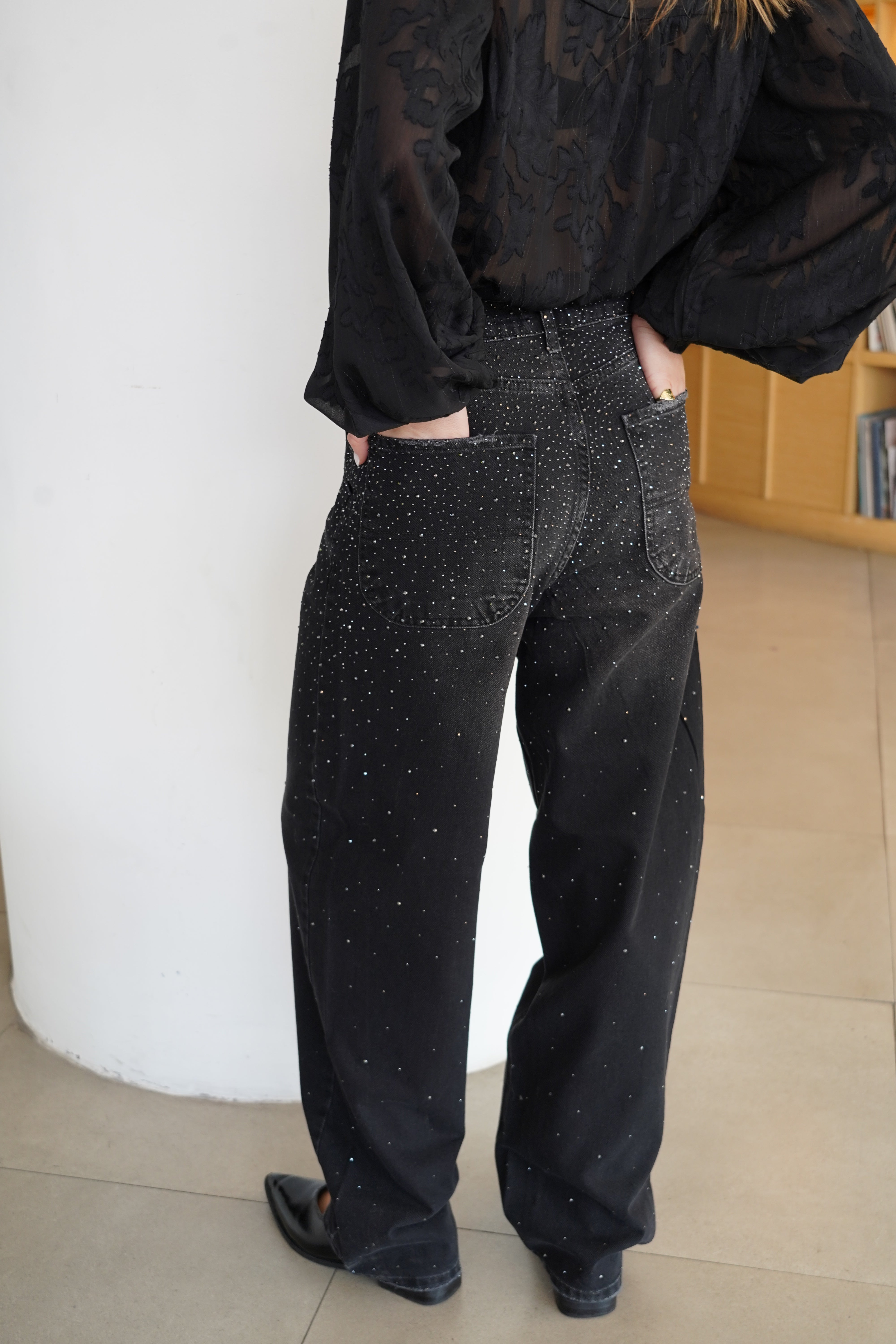 Pantalón wide leg tiro alto con cinturón strass negro