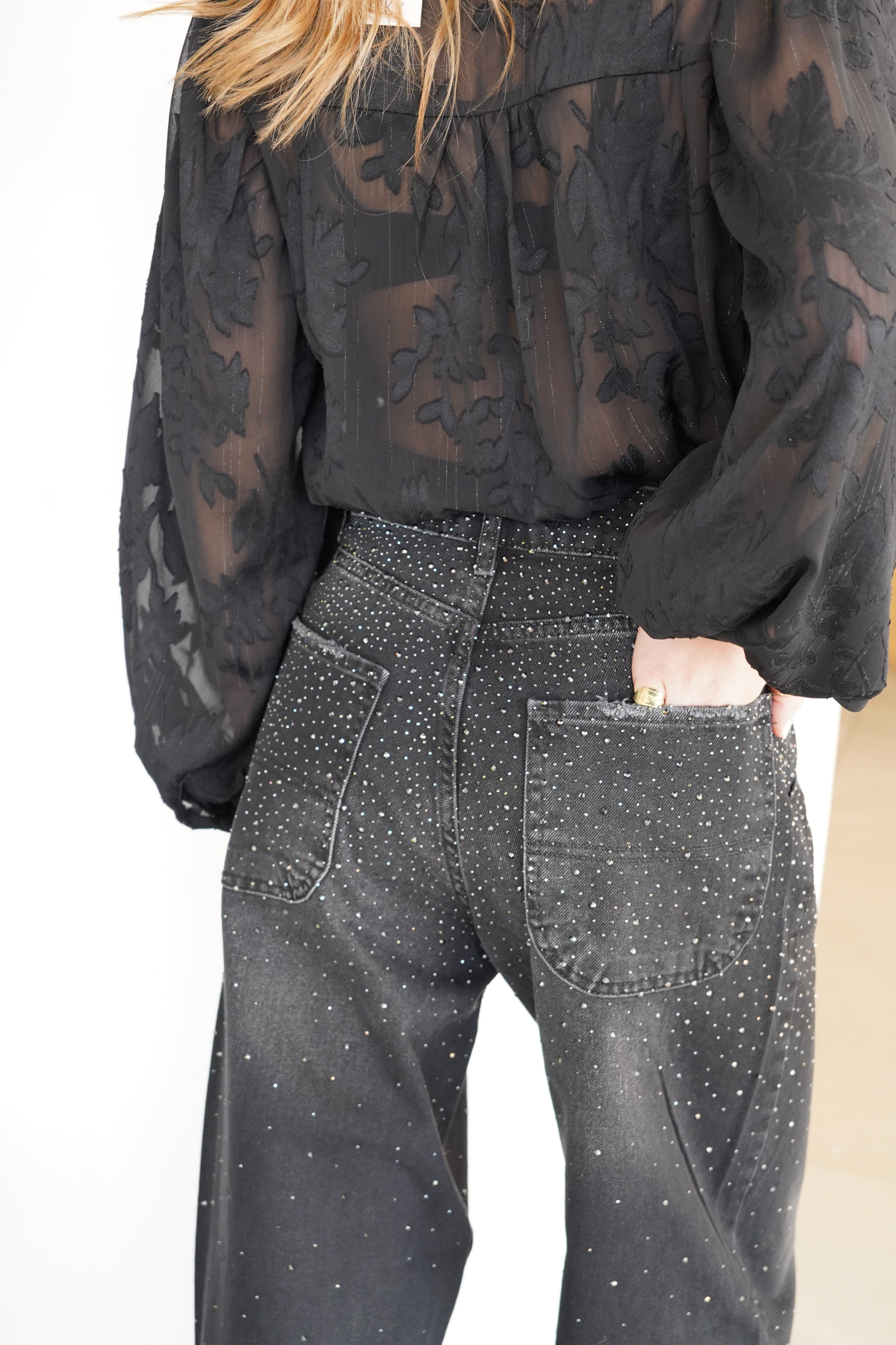 Pantalón wide leg tiro alto con cinturón strass negro