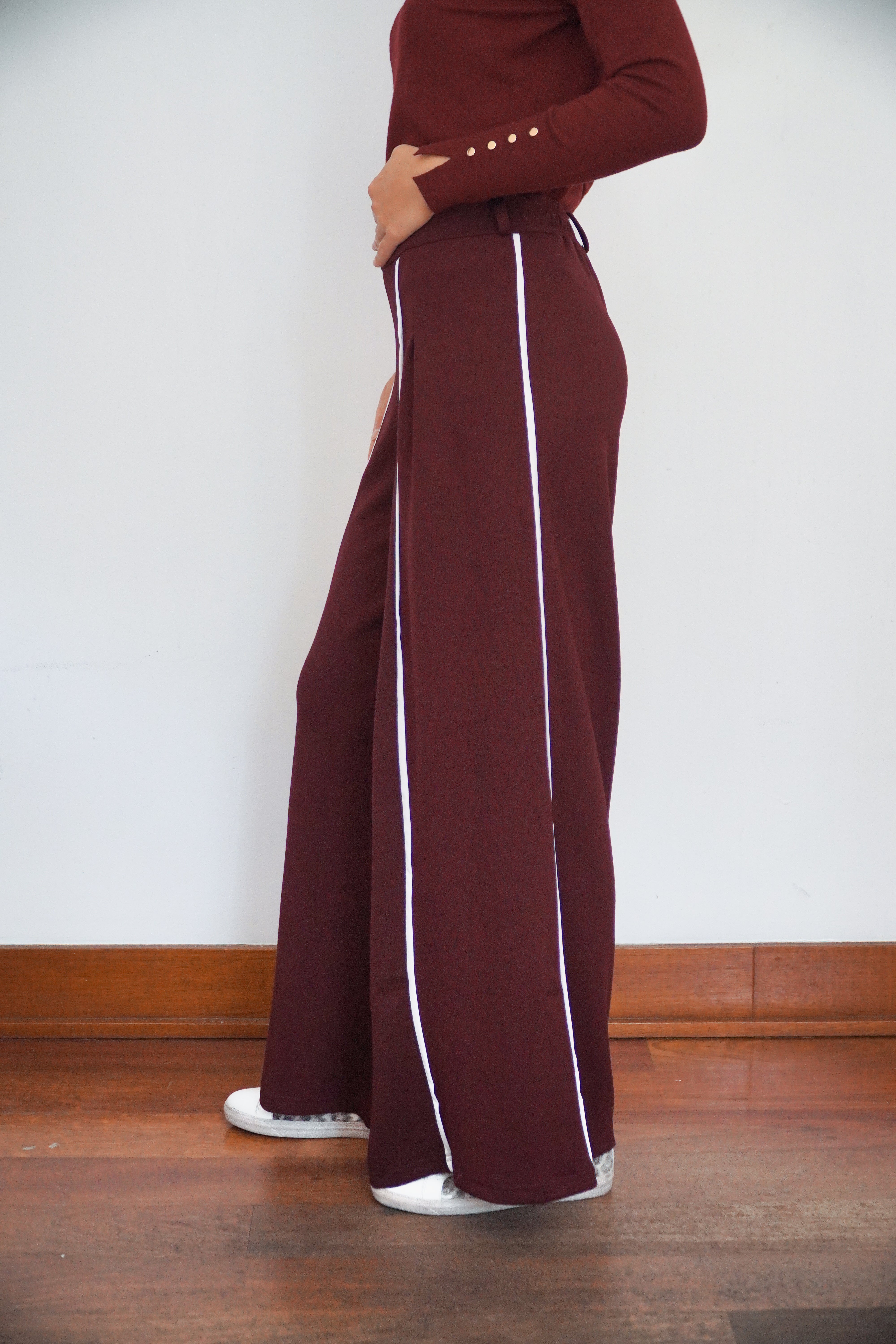 Pantalón cintura elasticada franja lateral y cinturón burdeo