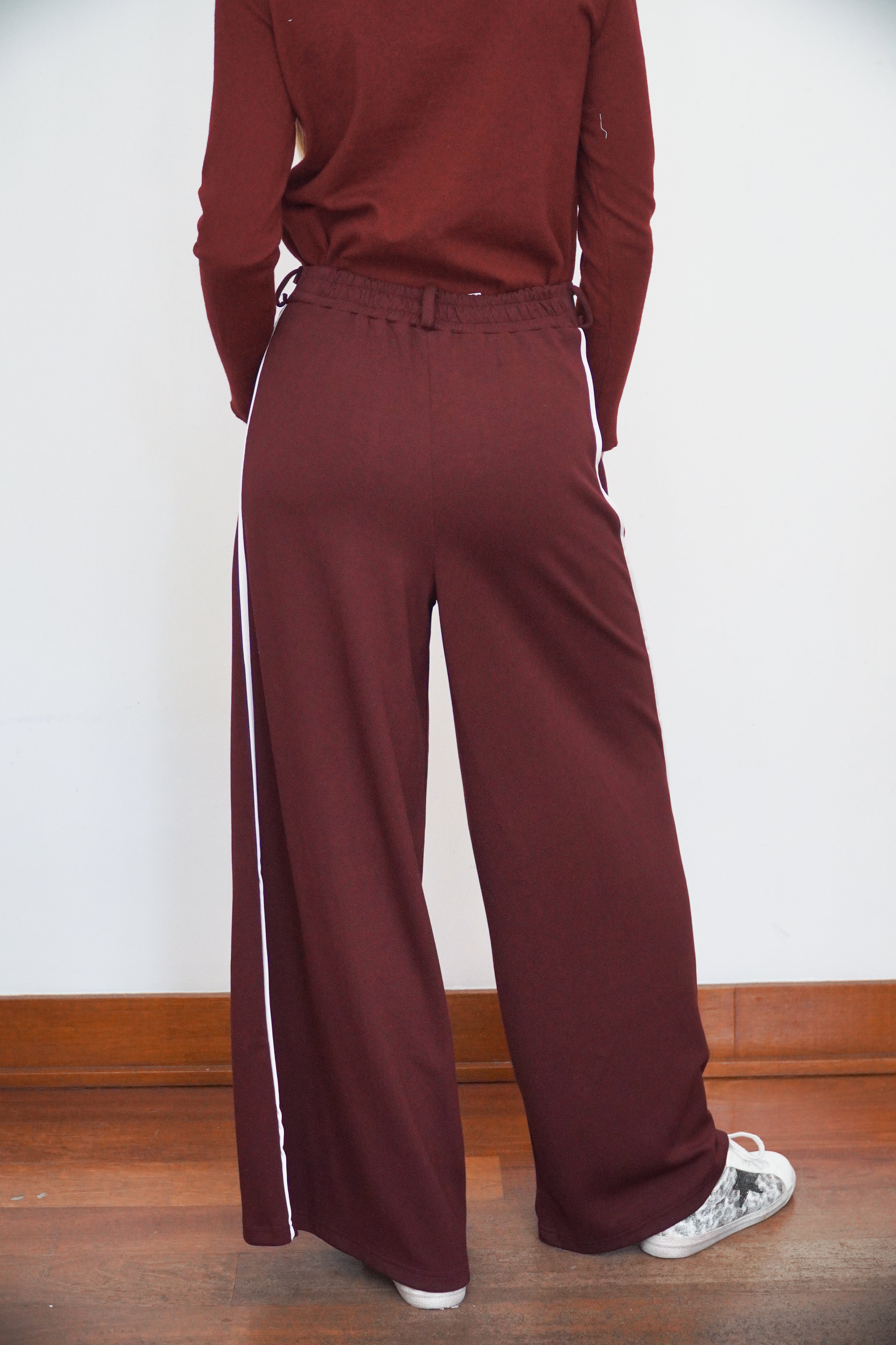 Pantalón cintura elasticada franja lateral y cinturón burdeo