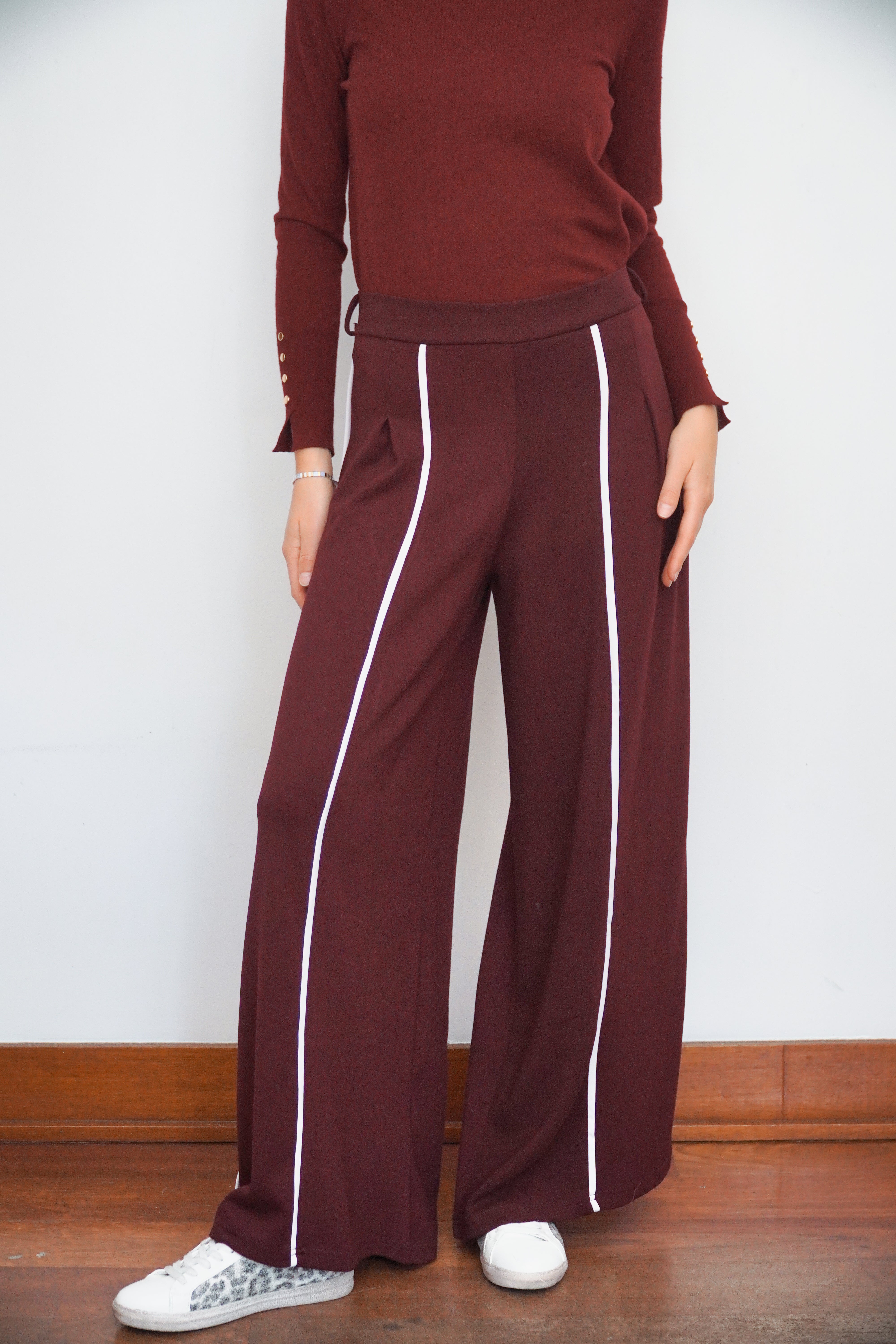 Pantalón cintura elasticada franja lateral y cinturón burdeo