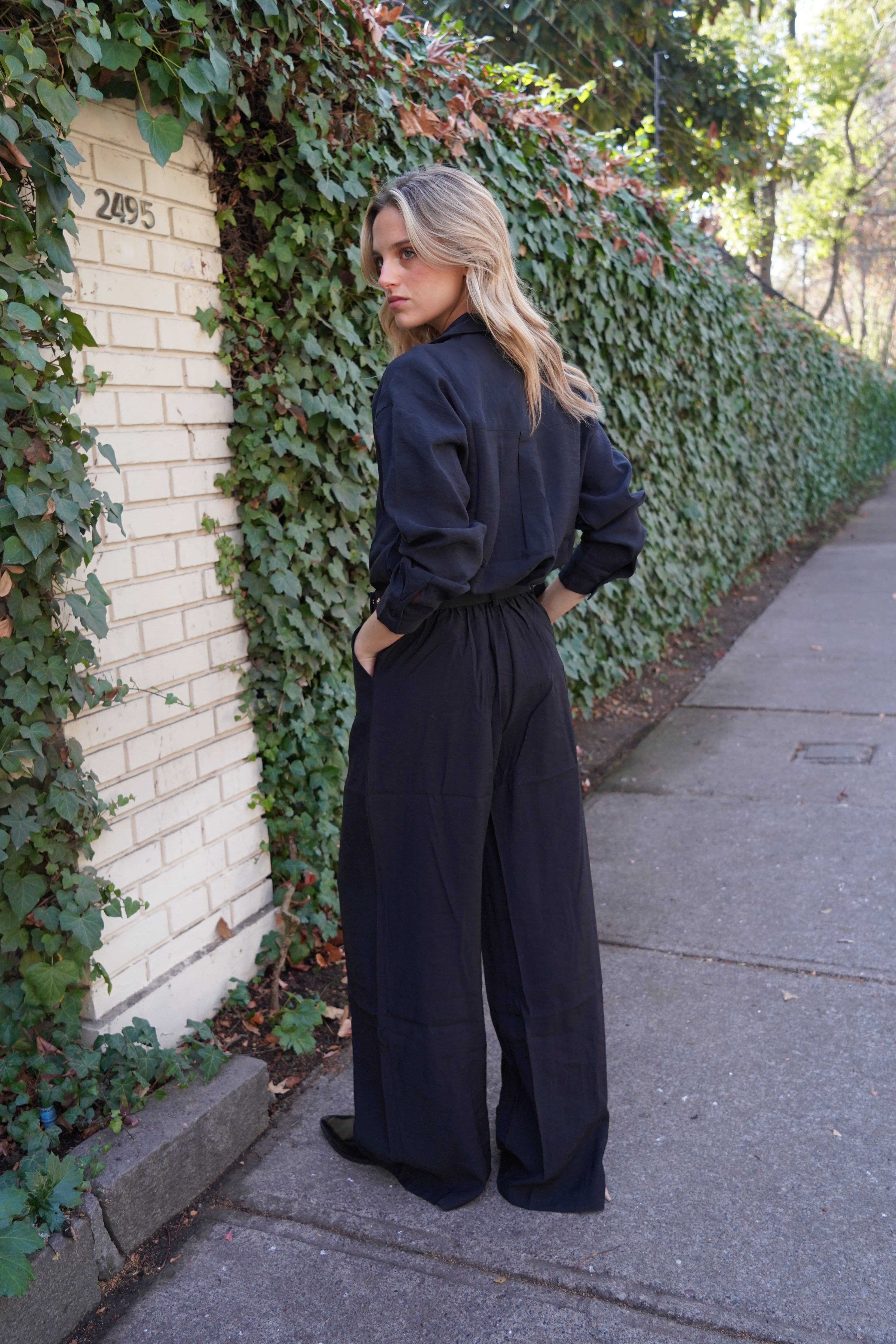 Pantalón bota ancha cintura elasticada atrás cinturón broches dorados negro