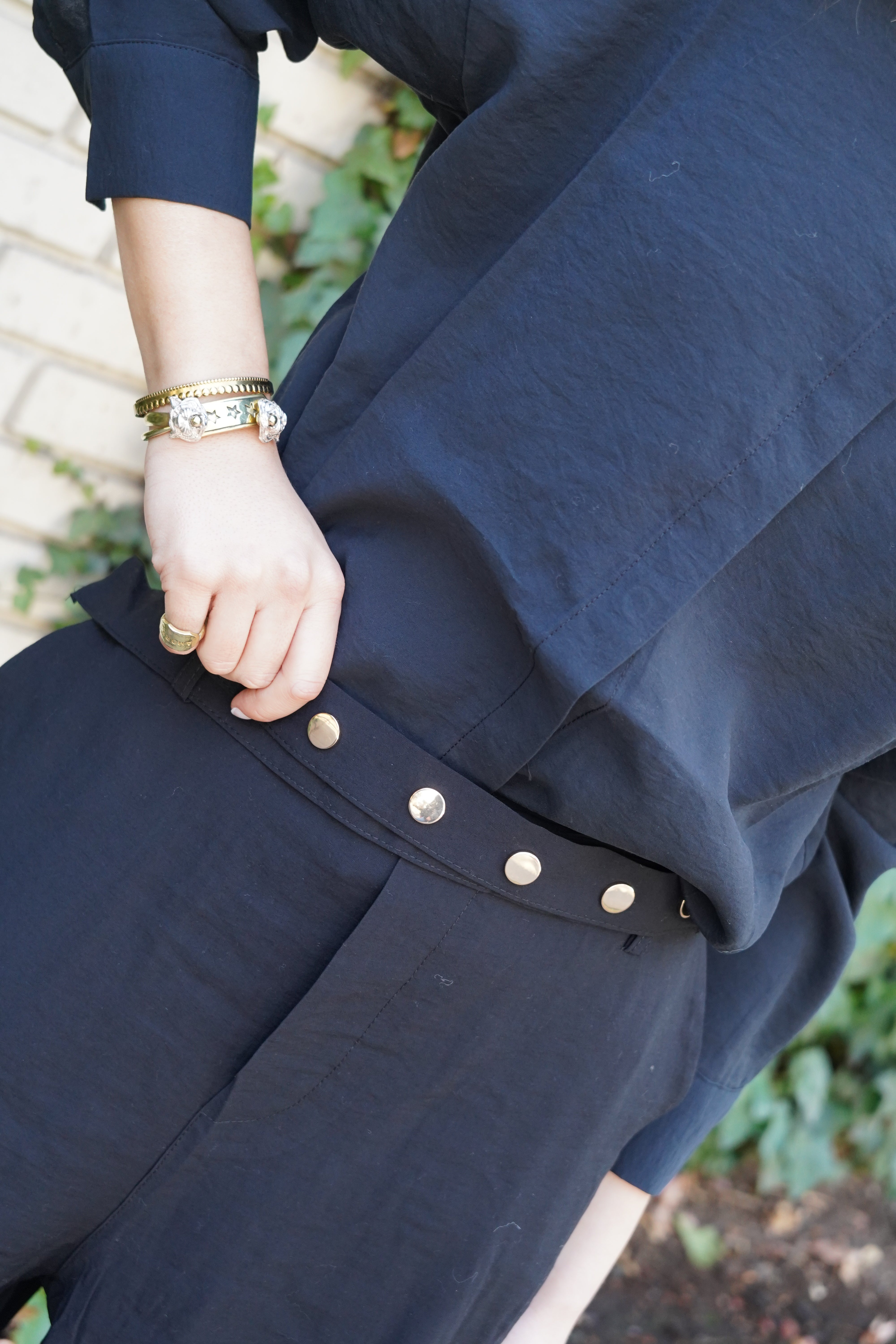 Pantalón bota ancha cintura elasticada atrás cinturón broches dorados negro