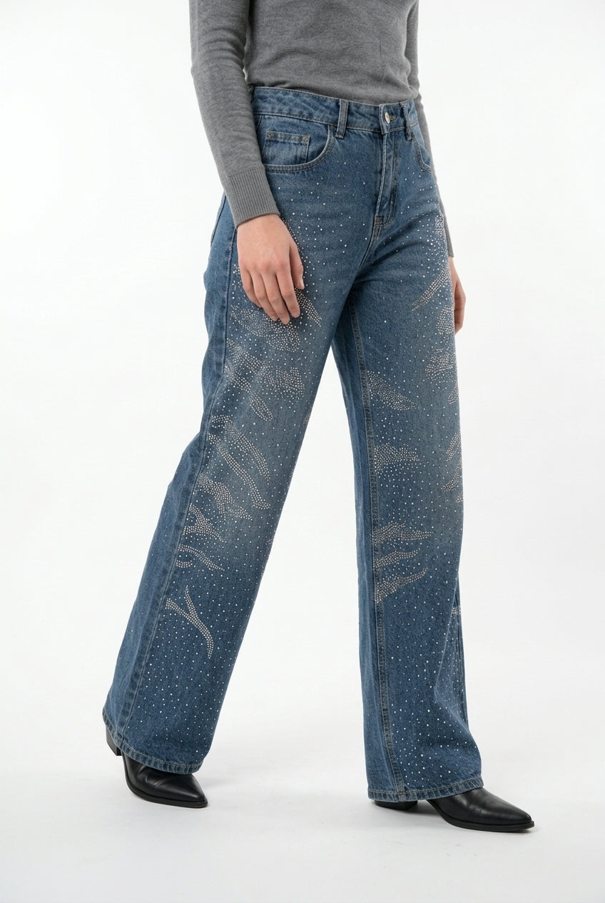 Pantalón jeans azul gastado corte recto con llamas de strass plateado