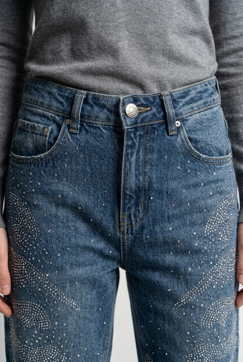 Pantalón jeans azul gastado corte recto con llamas de strass plateado
