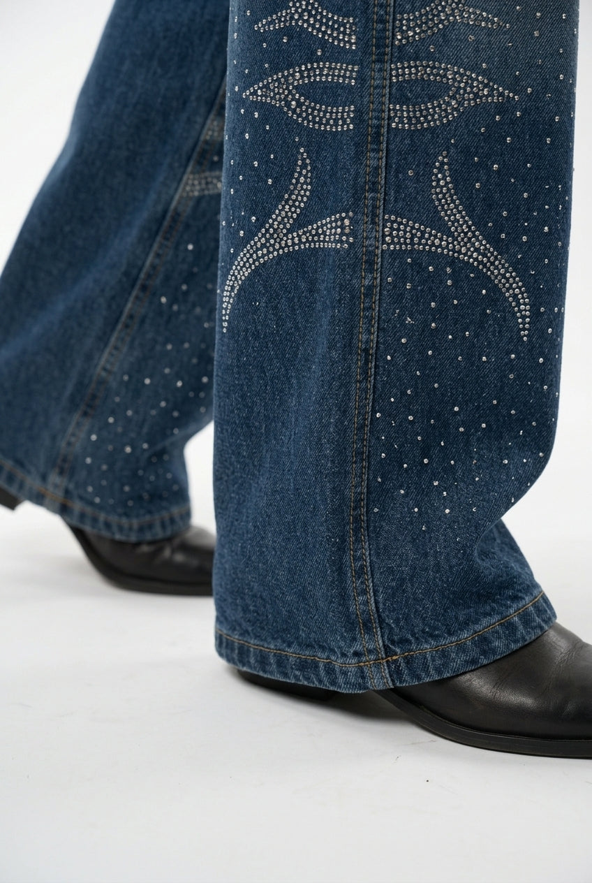 Pantalón jeans azul gastado corte recto con llamas de strass plateado