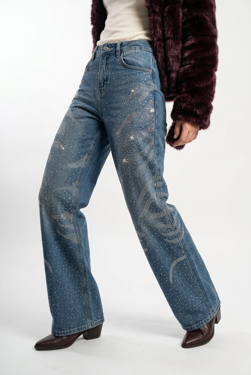 Pantalón jeans azul gastado corte recto con llamas de strass plateado
