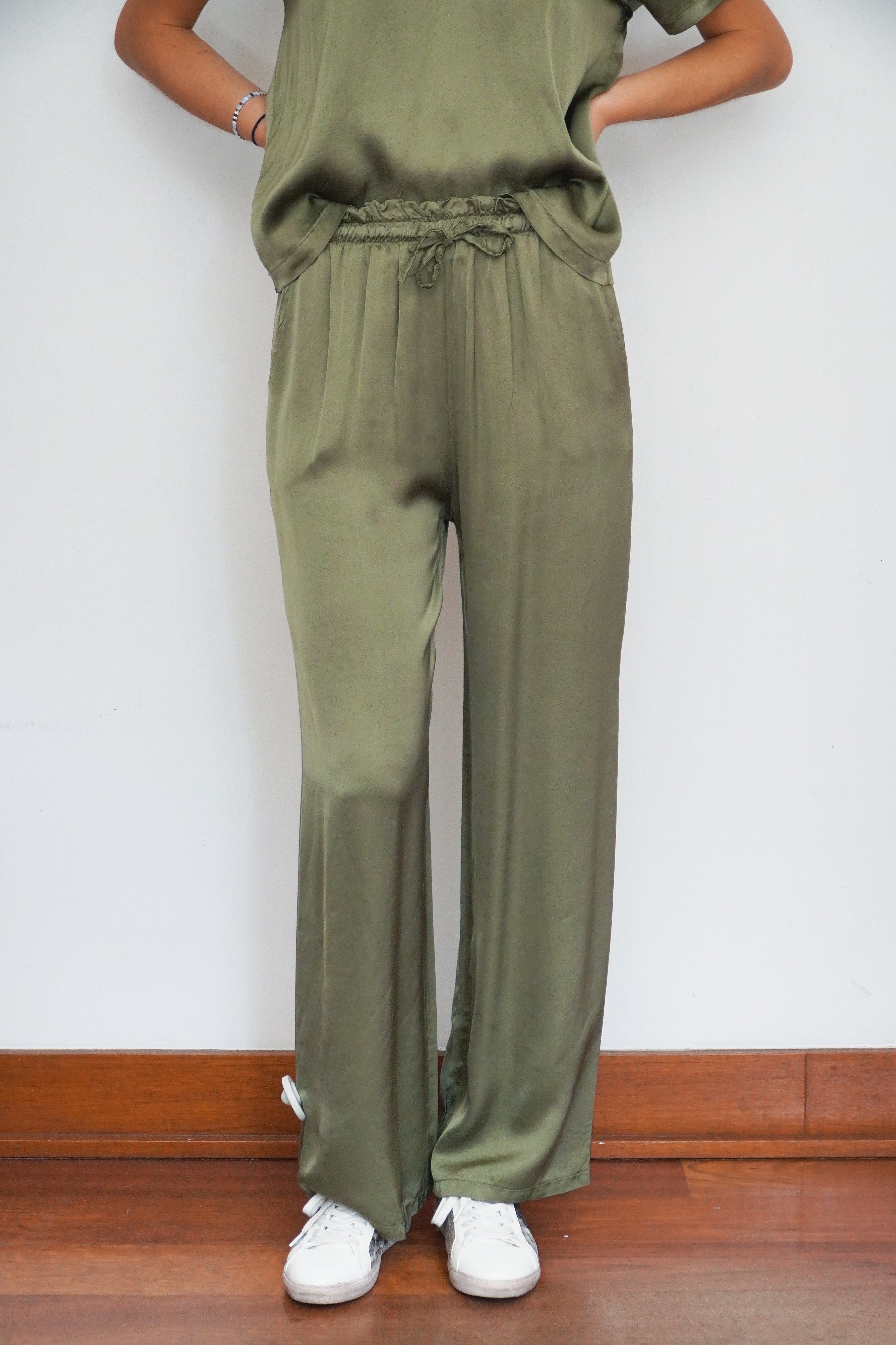 Pantalón verde militar viscosa seda cintura elasticada con amarrita bota recta