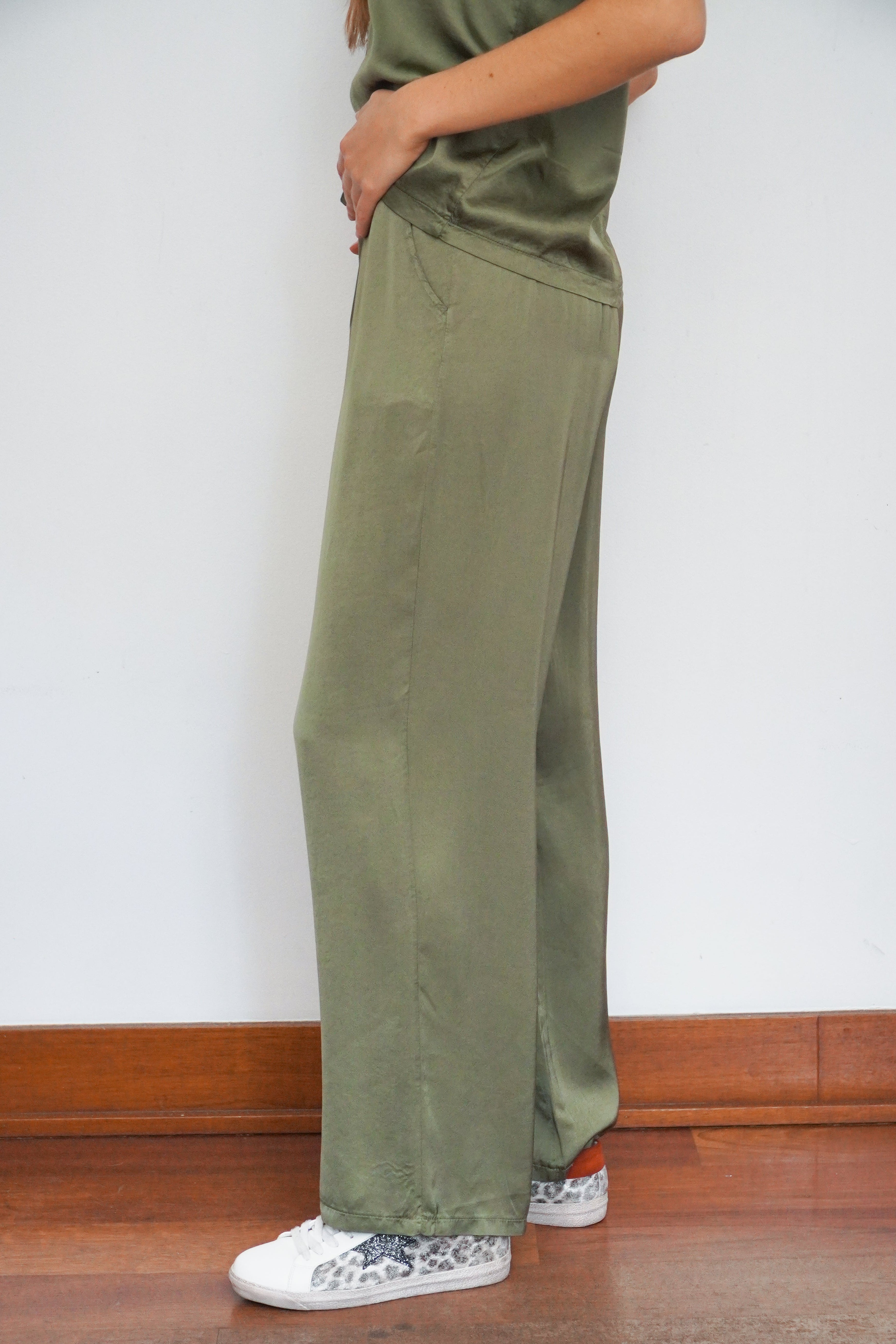 Pantalón verde militar viscosa seda cintura elasticada con amarrita bota recta