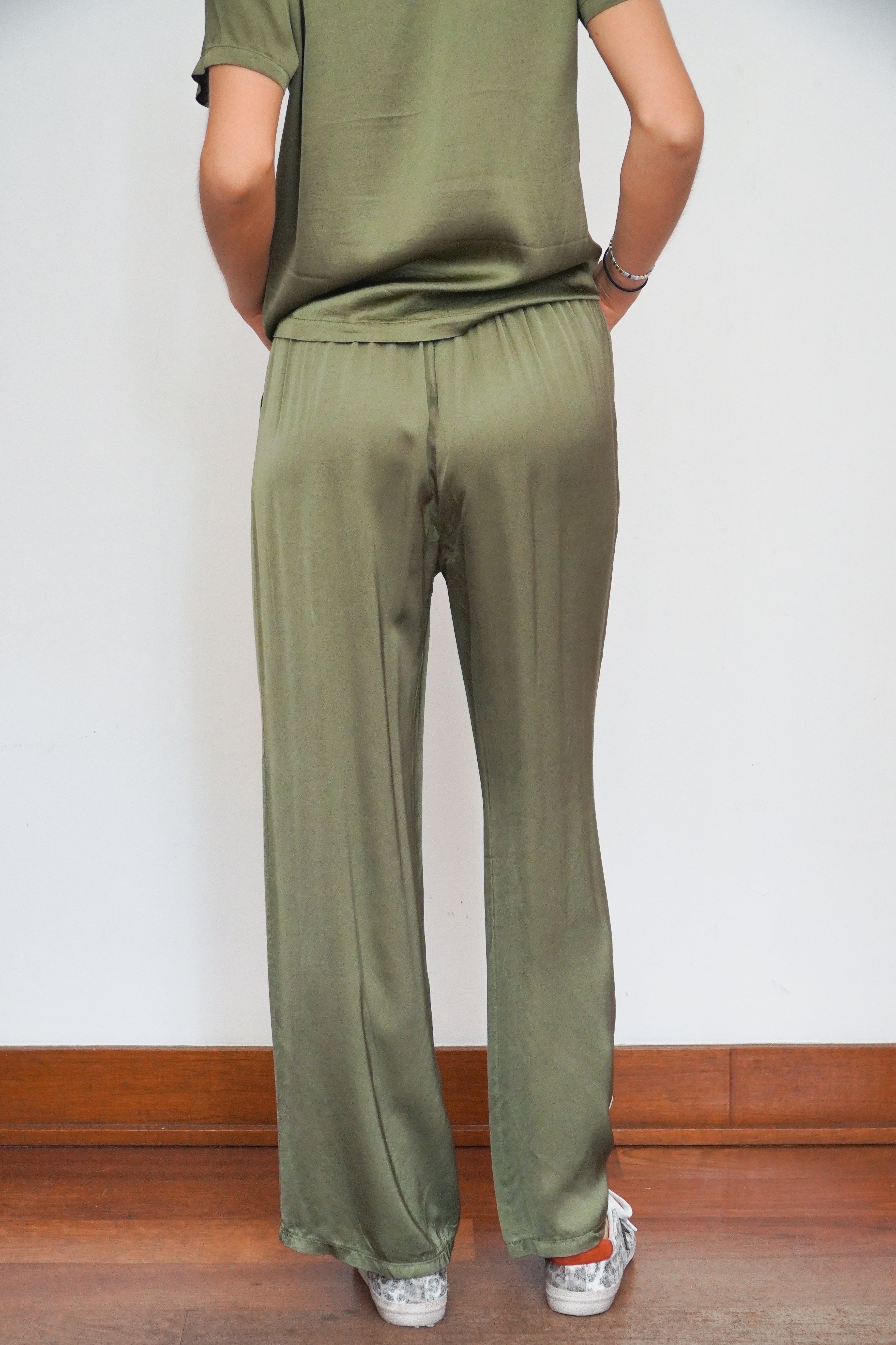 Pantalón verde militar viscosa seda cintura elasticada con amarrita bota recta