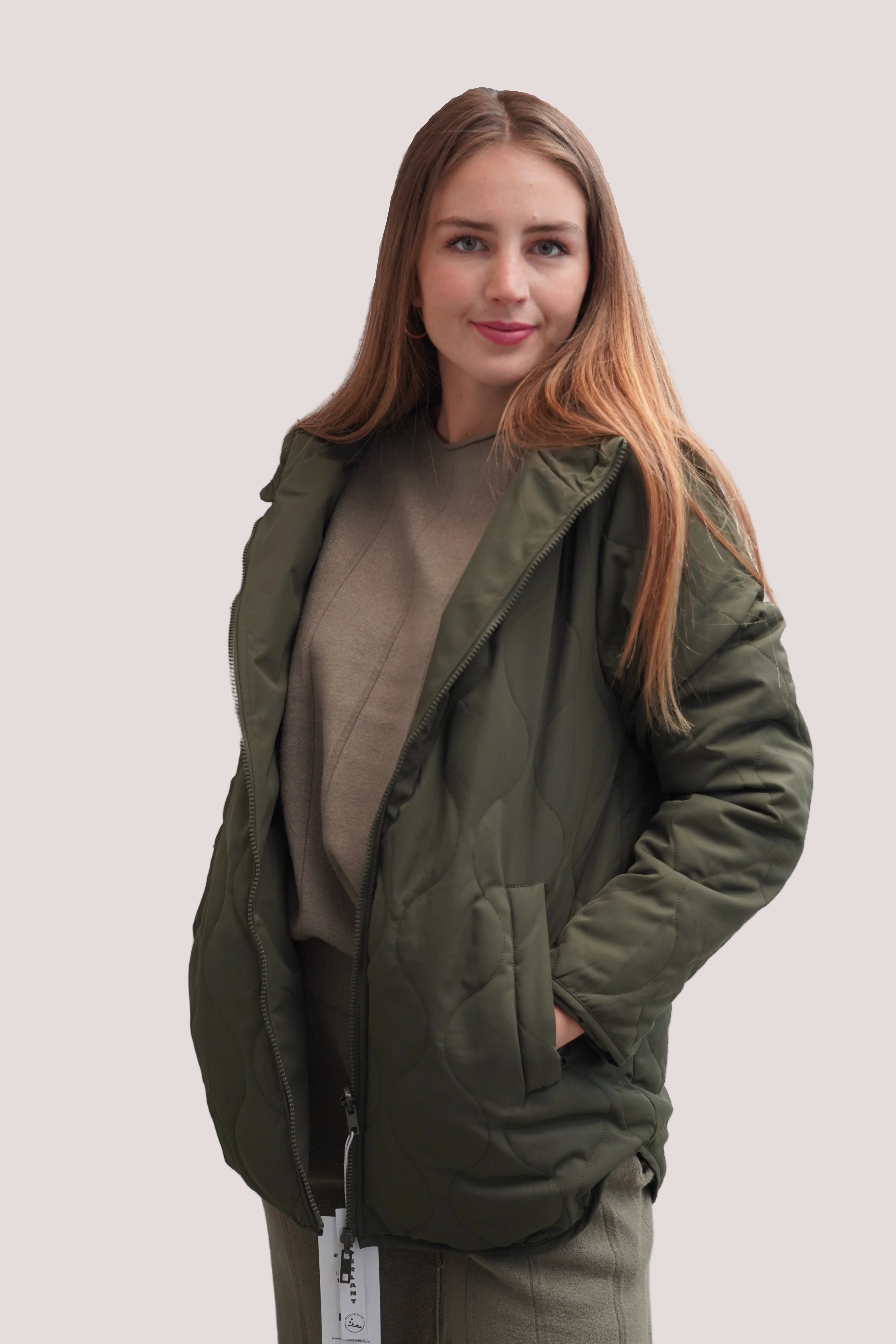 Parka verde militar larga con capucha bolsillos y cierre