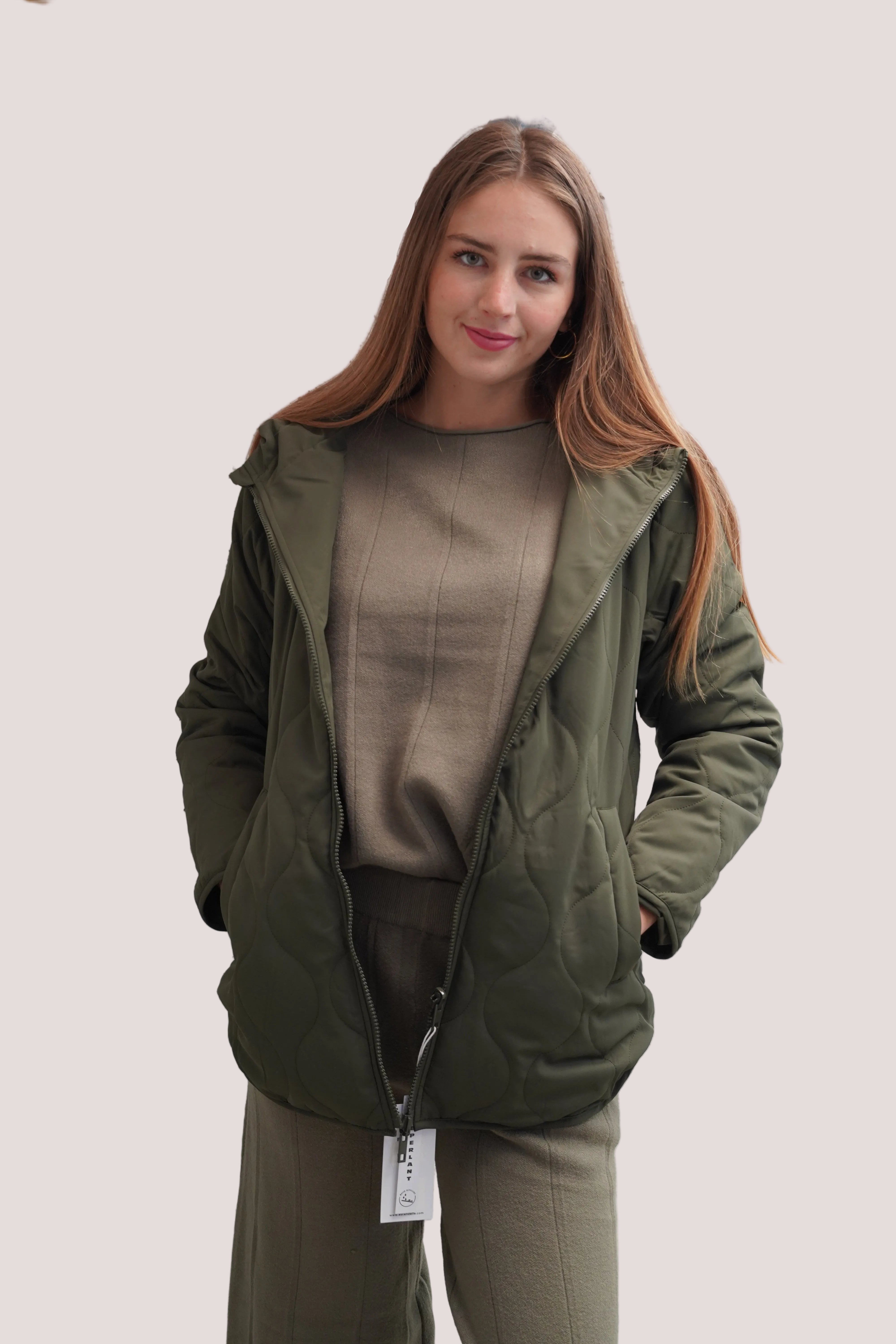 Parka verde militar larga con capucha bolsillos y cierre