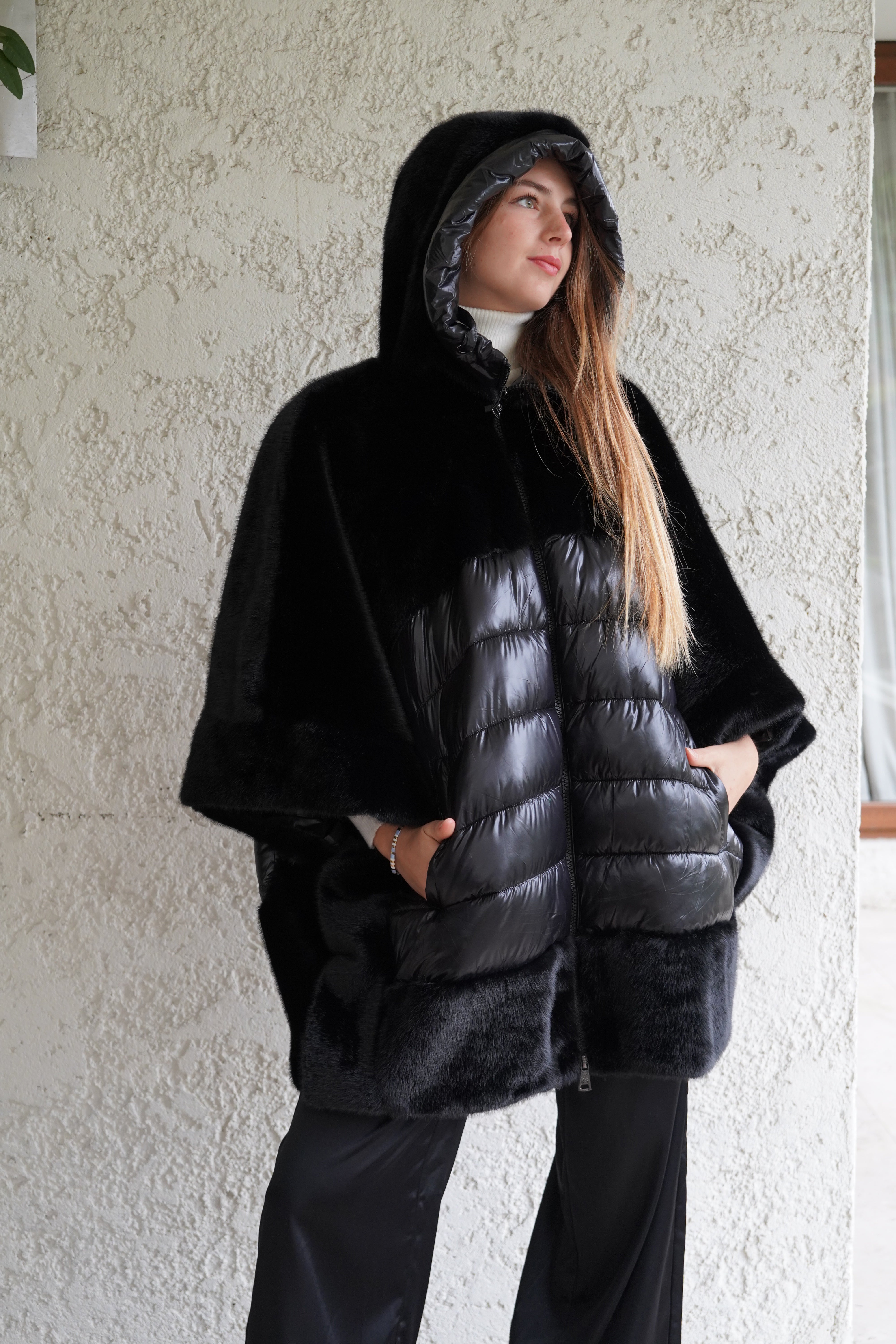 Parka negro tipo poncho doble textura con capucha