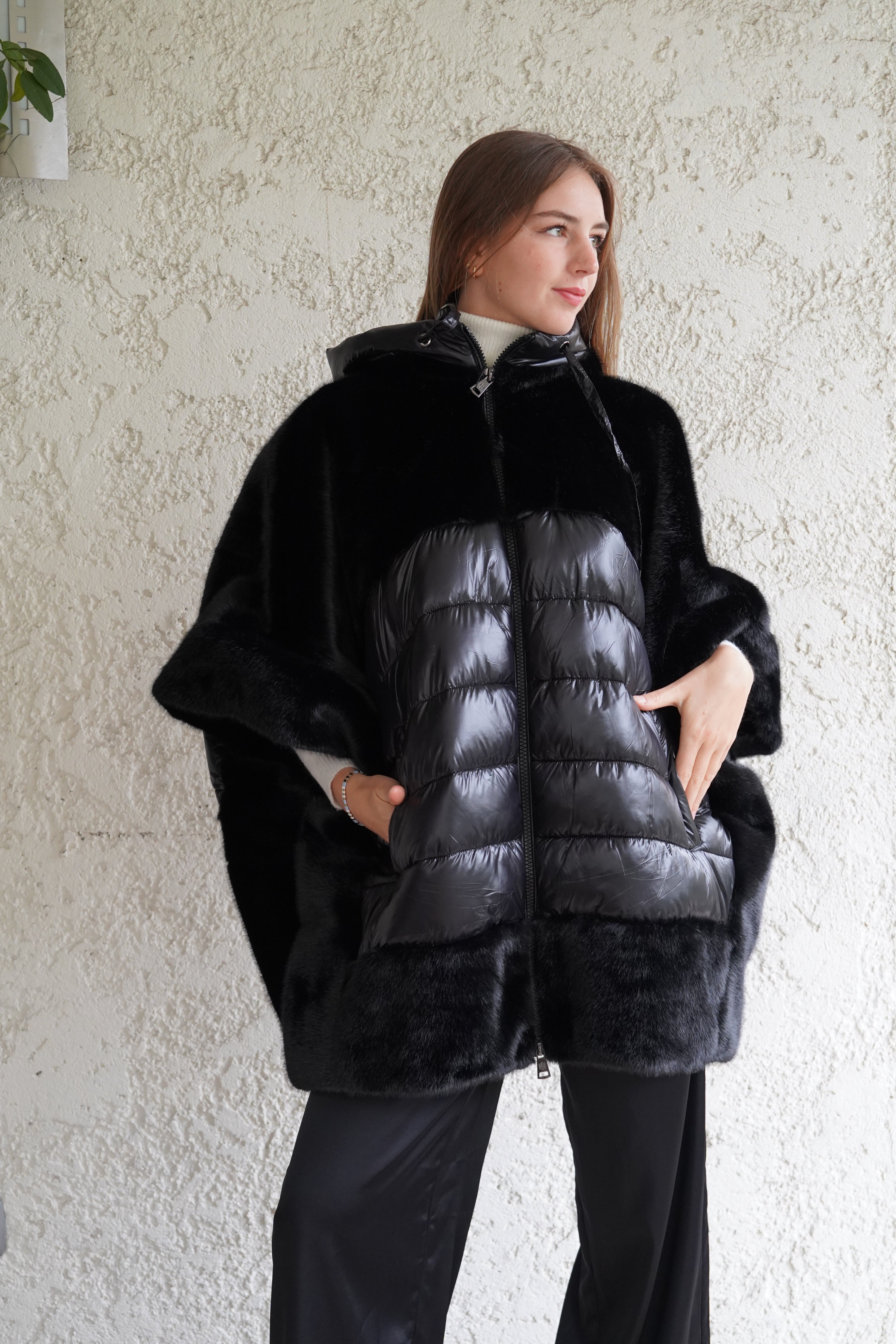 Parka negro tipo poncho doble textura con capucha