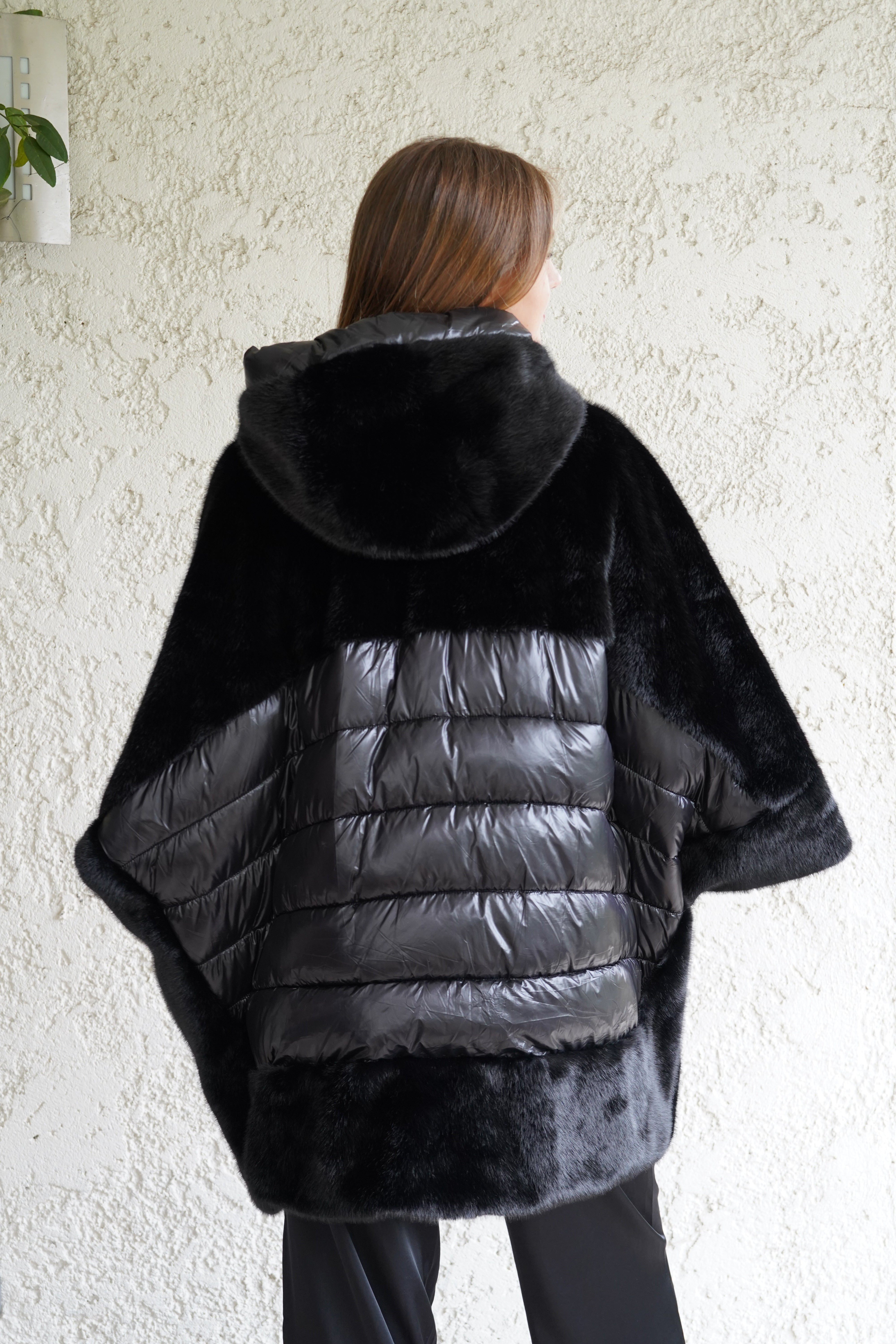 Parka negro tipo poncho doble textura con capucha