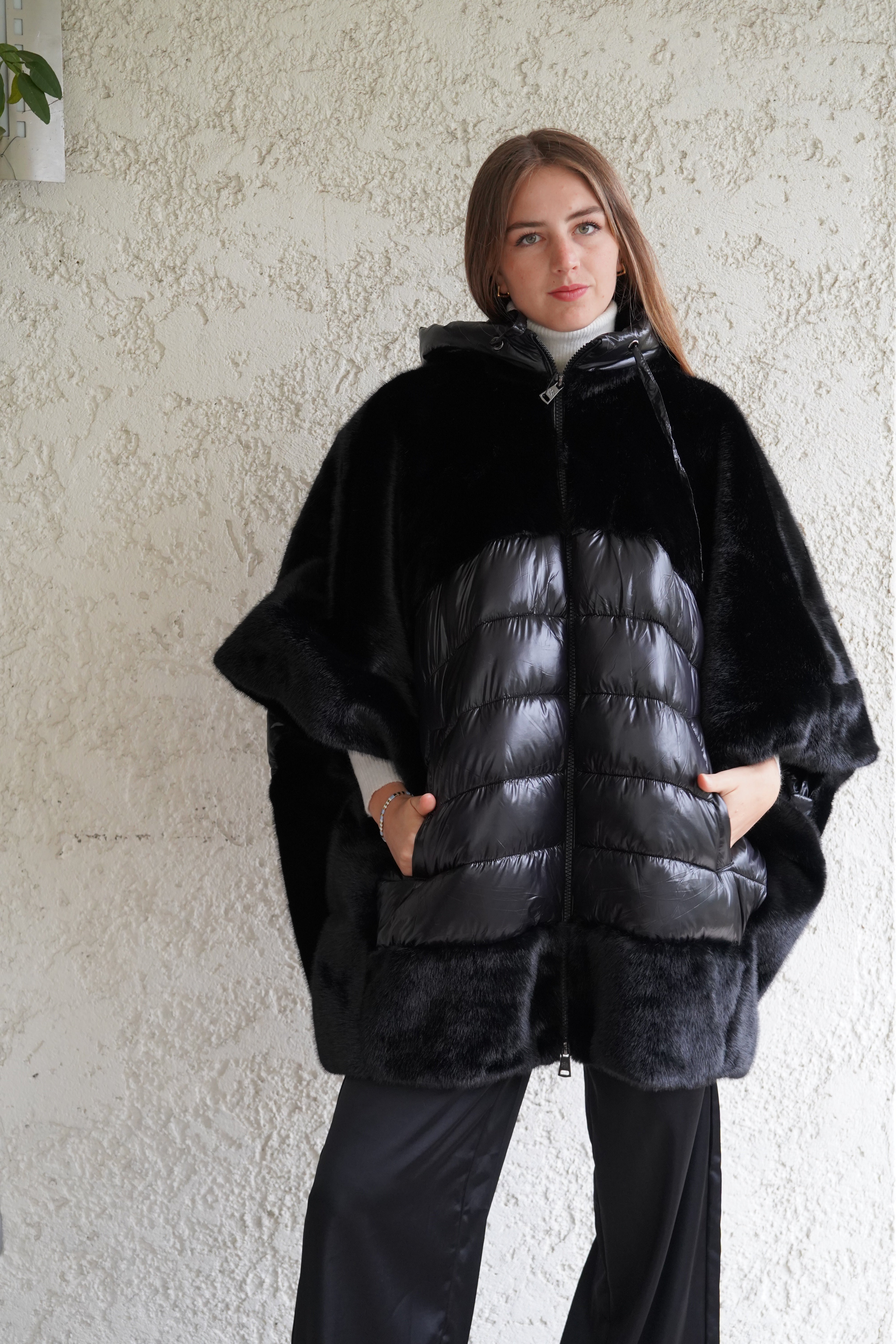 Parka negro tipo poncho doble textura con capucha