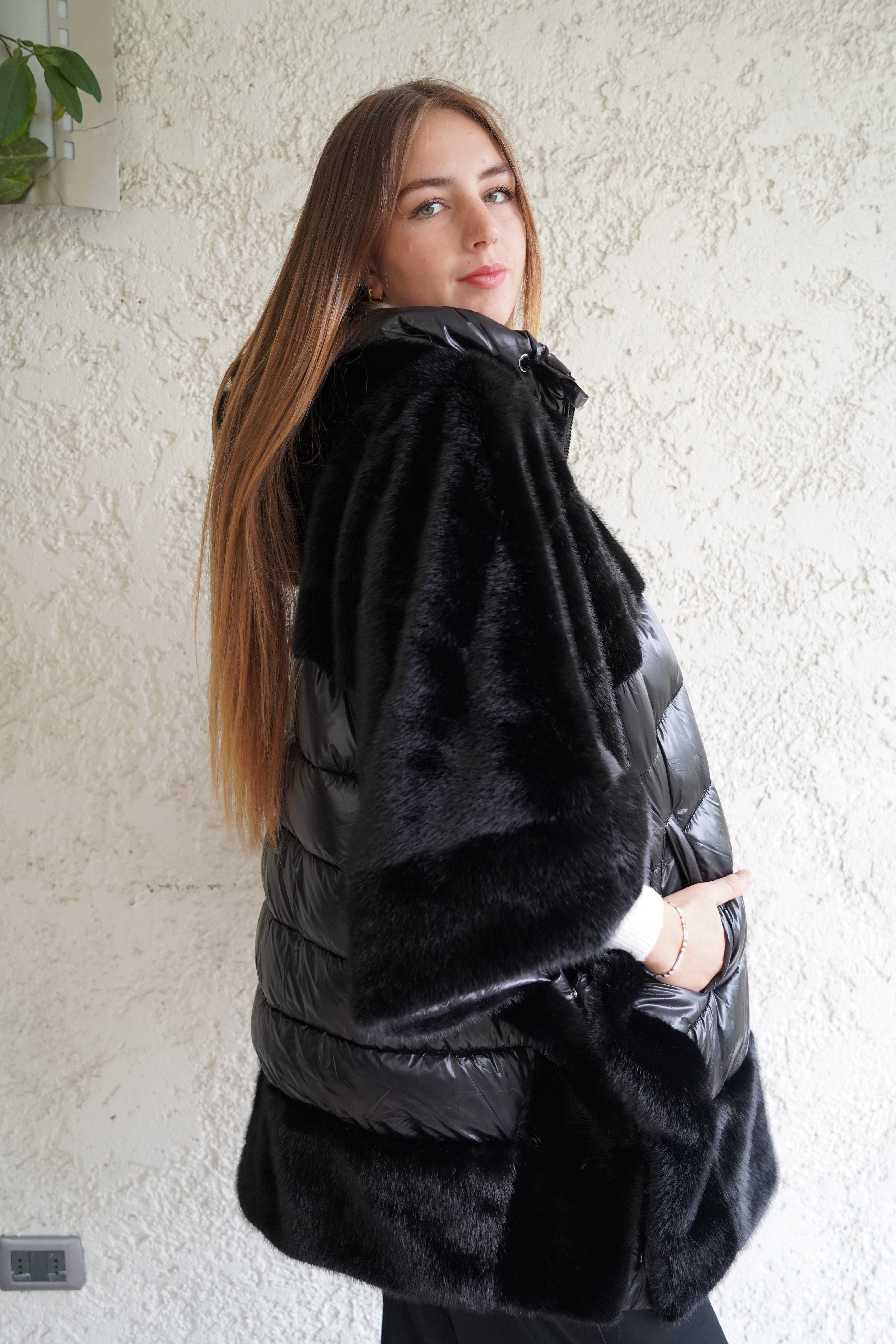 Parka negro tipo poncho doble textura con capucha