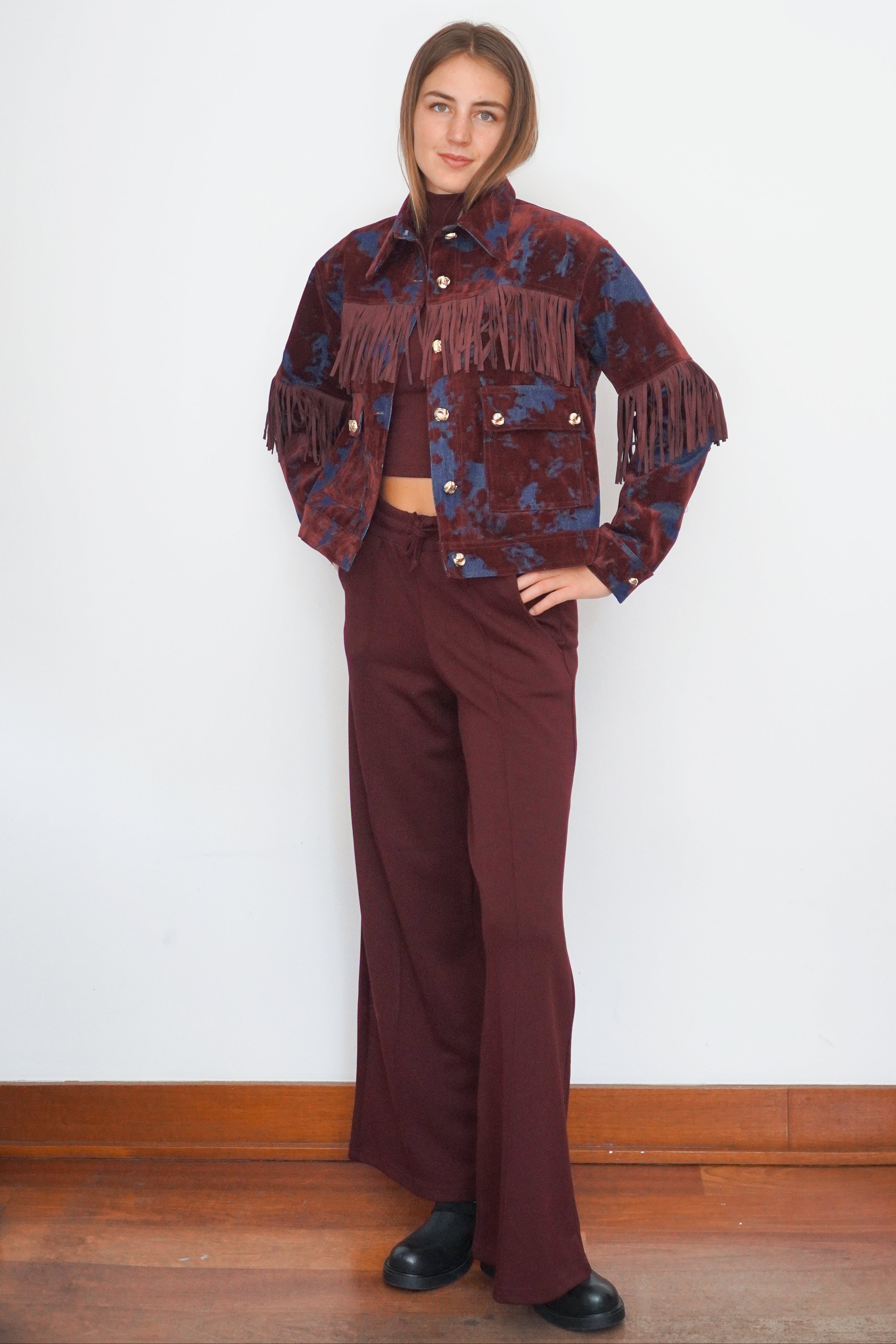 Chaqueta burdeo cotele jean corta con flecos y botones dorados