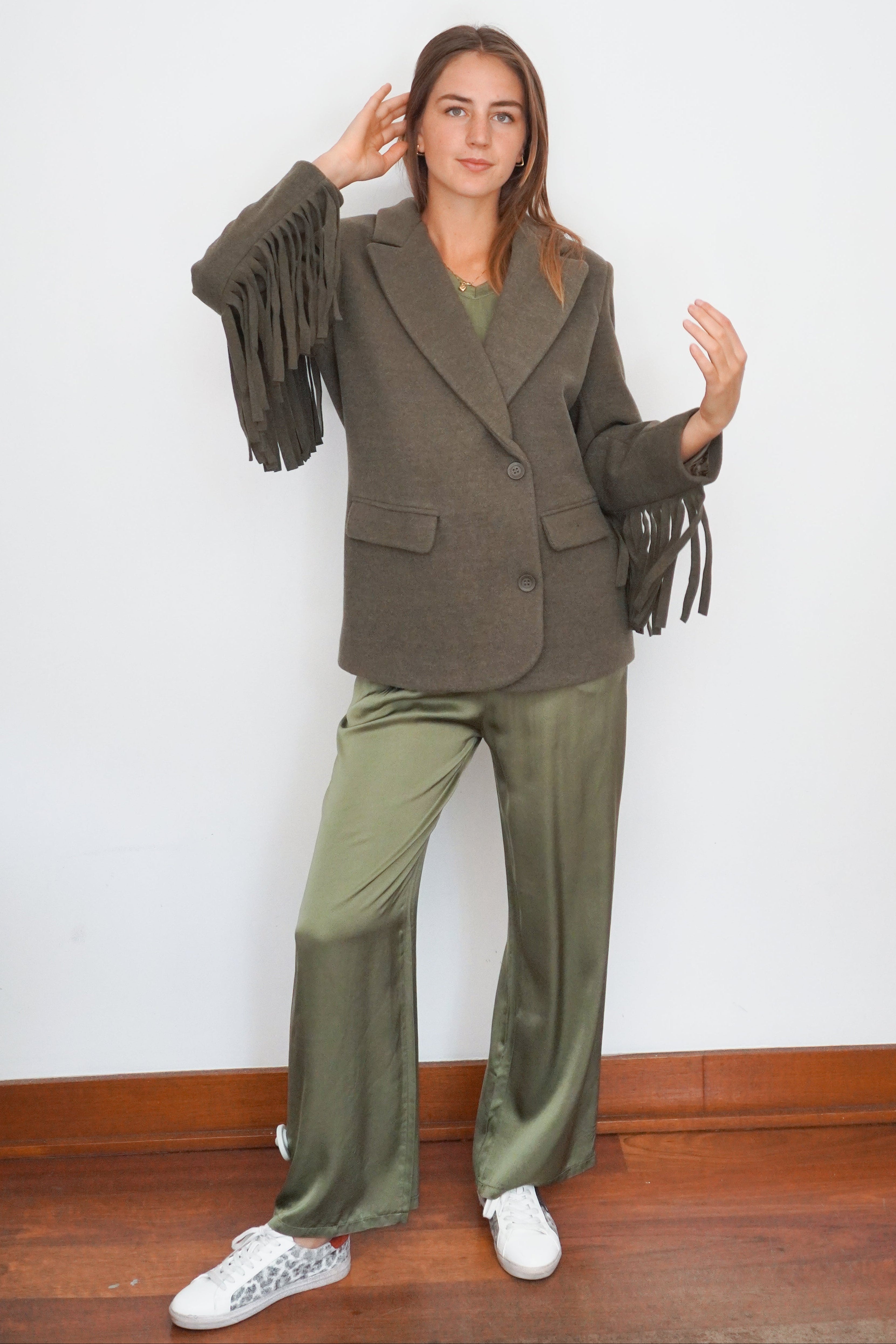 Pantalón verde militar viscosa seda cintura elasticada con amarrita bota recta