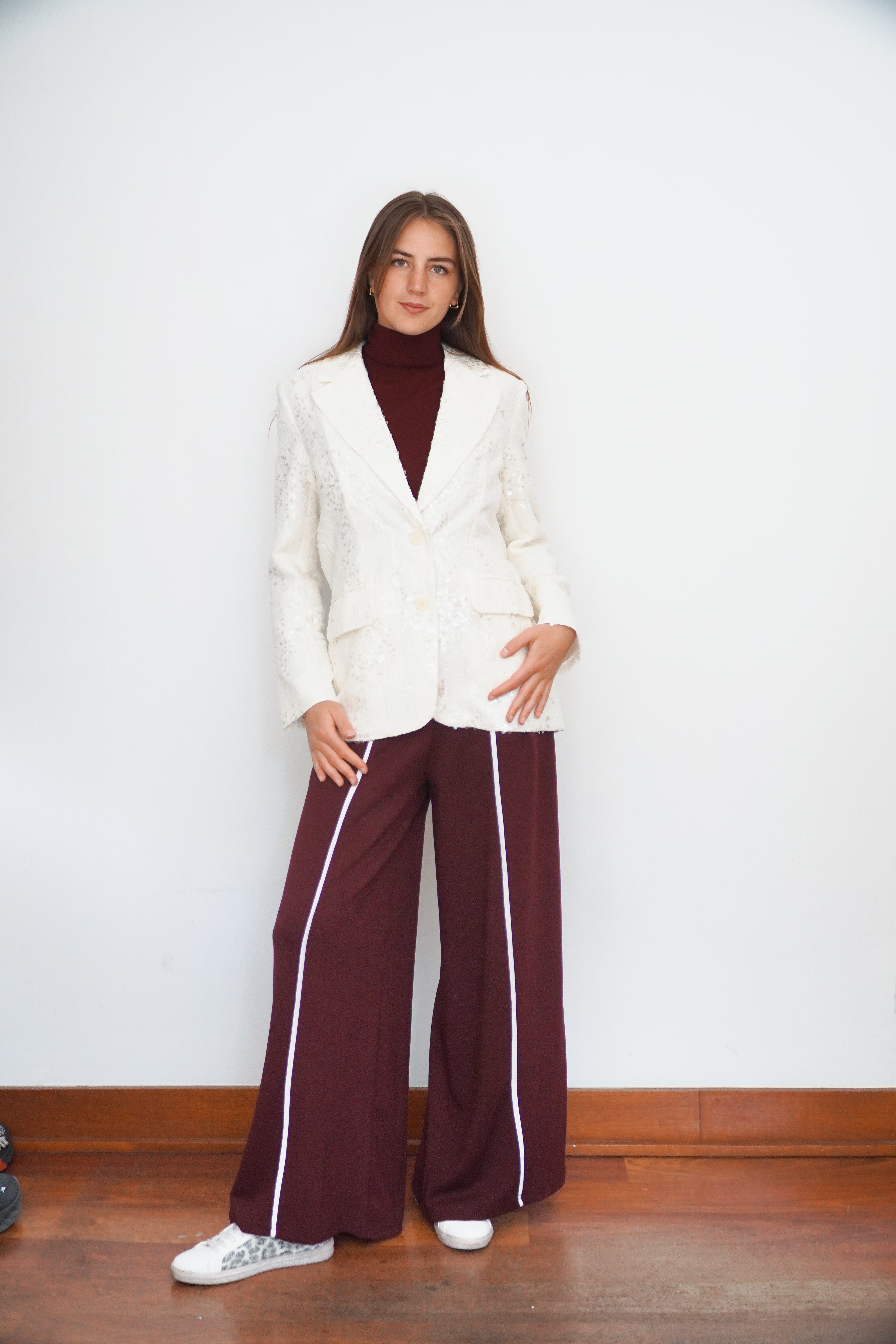 Pantalón cintura elasticada franja lateral y cinturón burdeo